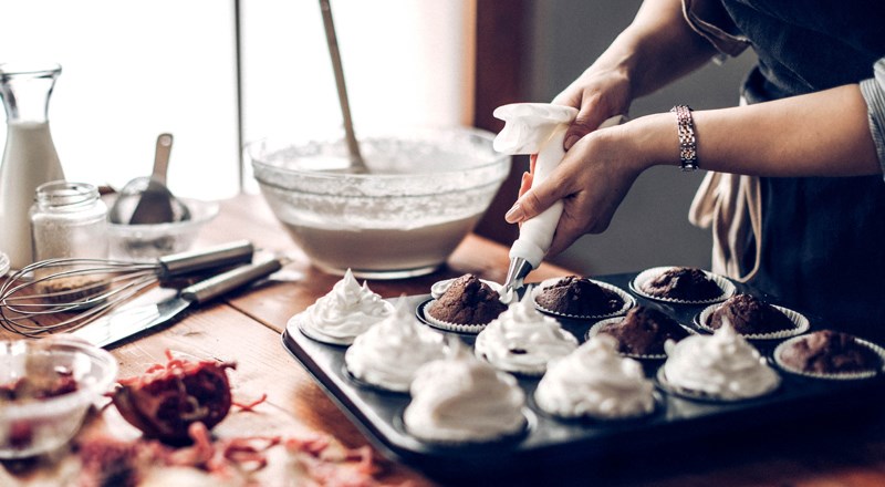 Baka kladdkakemuffins med dumle. Vi har ett recept som du enkelt kan anpassa efter eventuella allergier och överkänsligheter. Perfekta till eftermiddagsfikat.