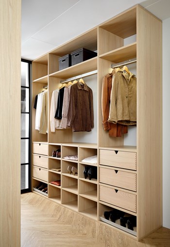 Walk-in-closet