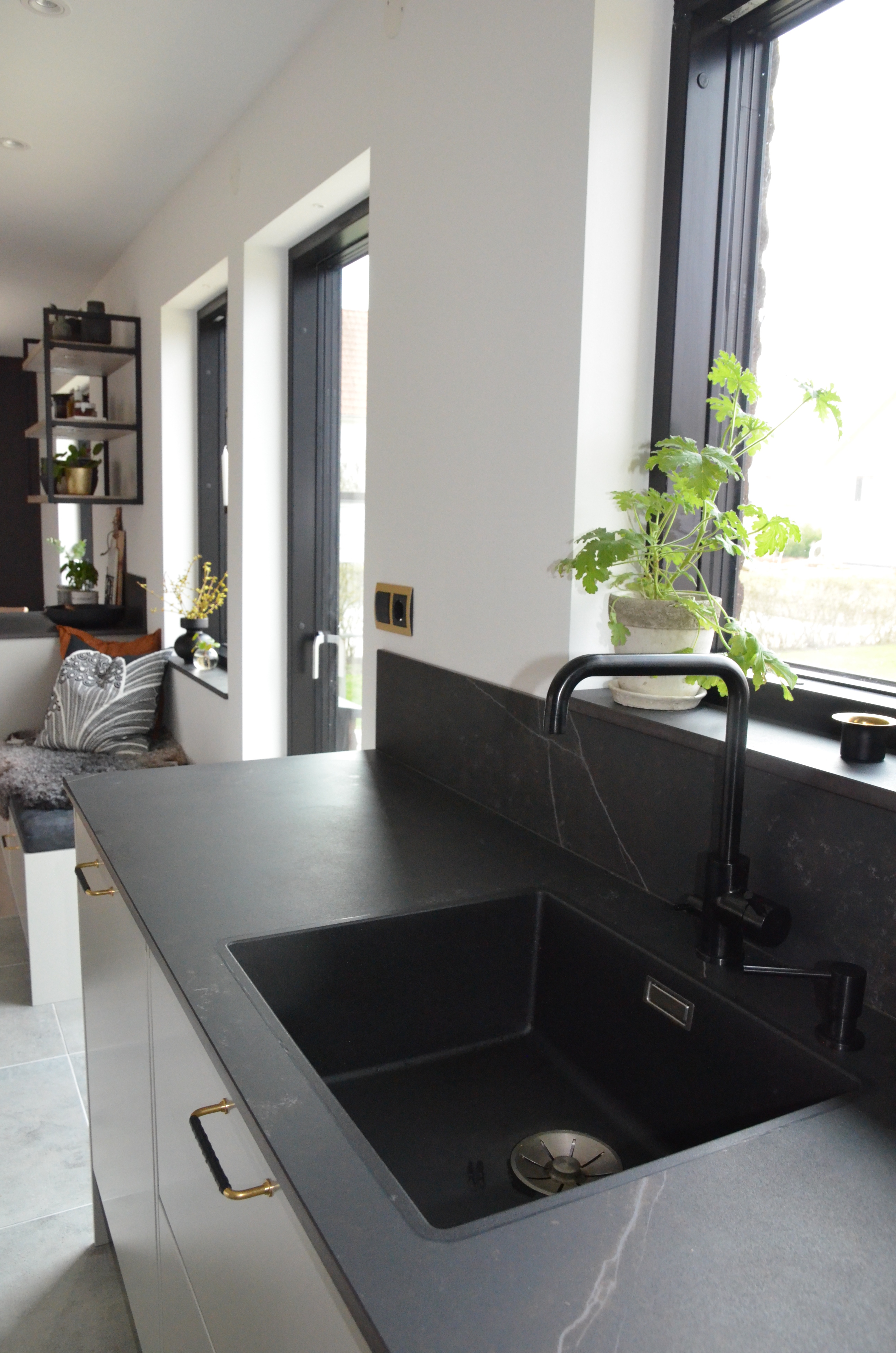Matchande bänkskiva, blandare och vask Bänkskiva: Dekton Keyla Vask: Planlimmade Blanco Subline. Blandare: Primy Steel Square.