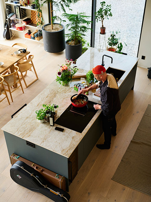 martin-i-koket-ovanfrån-500px.jpg