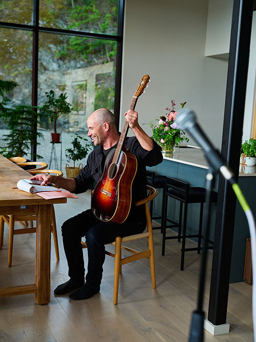 martin-med-gitarr-500px.jpg